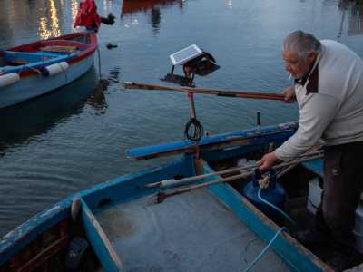 Sta preparando quattro diverse fiocine, specifiche per i polpi e per varie tipologie di pesce che spera di catturare